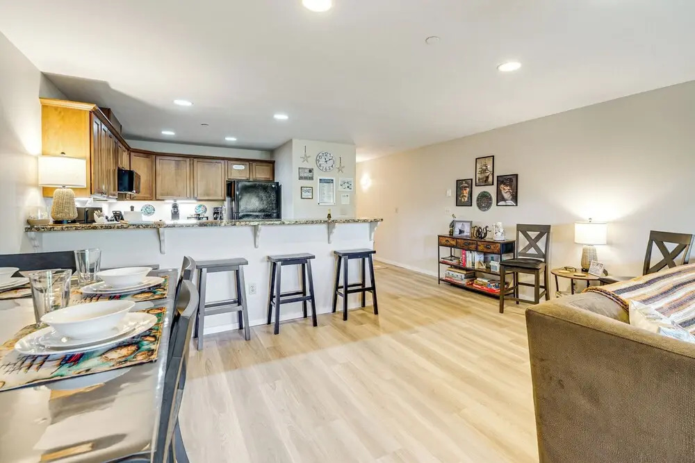 Morning Hikes & Beach Nights: Canalfront Condo!