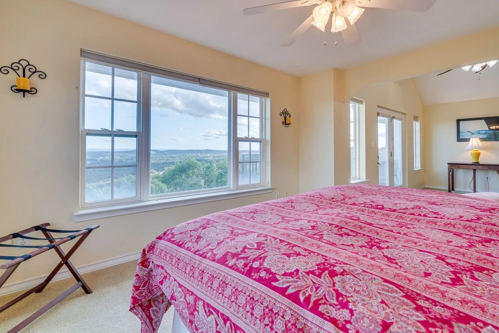 Jonestown Retreat w/ Deck: 6 Mi to Lake Travis!