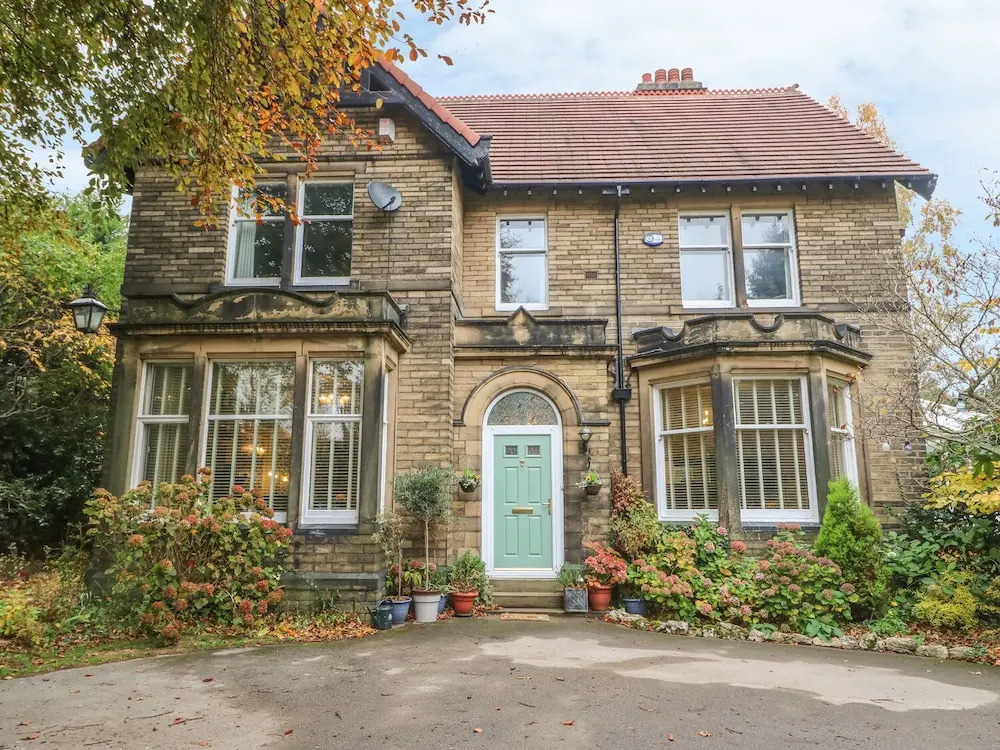 Lyndhurst, Brighouse