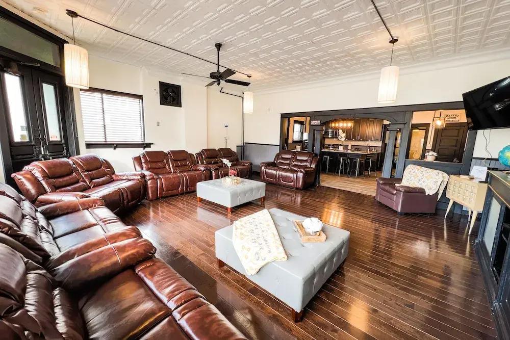 The Pub with Private Yard & Parking, Near the Falls & Casino by Niagara Hospitality