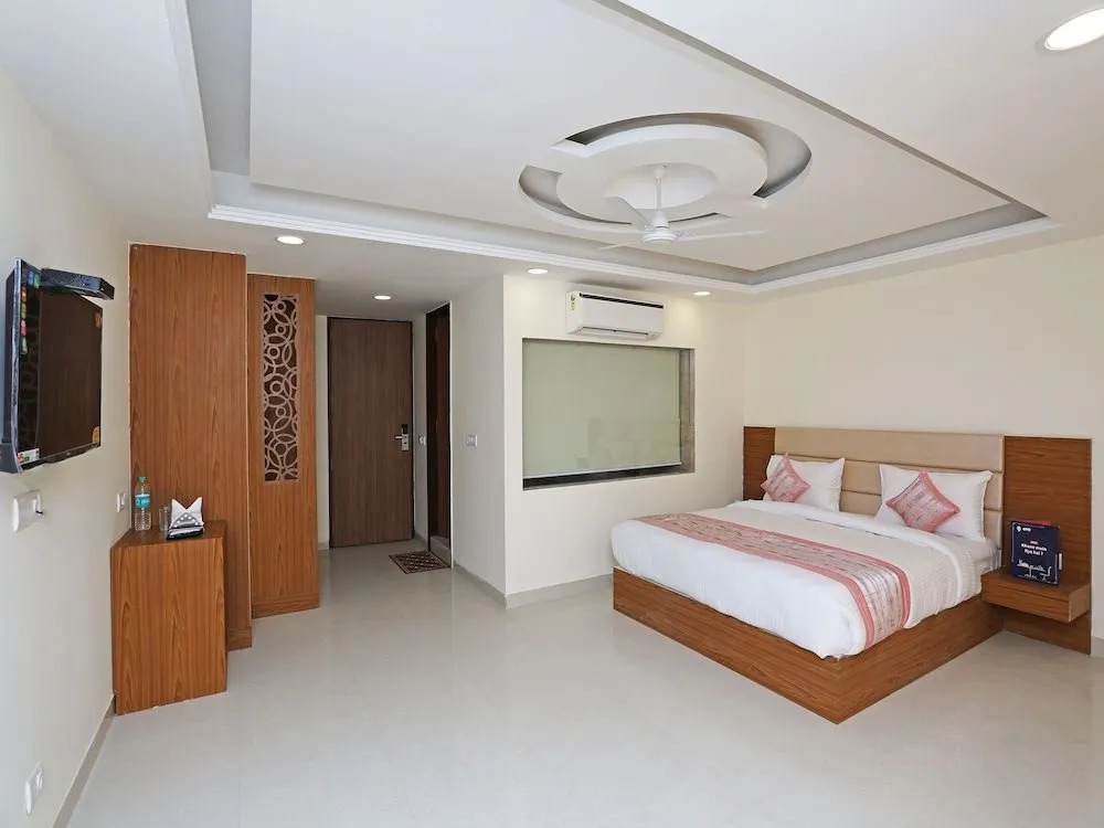 Capital O 12674 Hotel Grand Suites