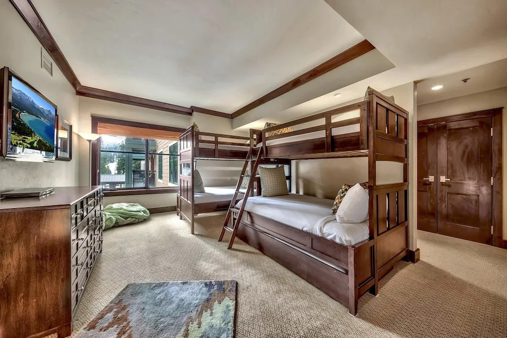 3 Bedroom Private -Tons Of Amenities Condo by RedAwning