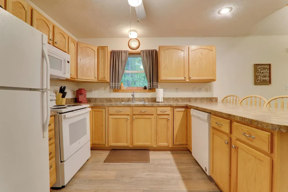 Deck & Resort Amenities: Arrowhead Lake Home!