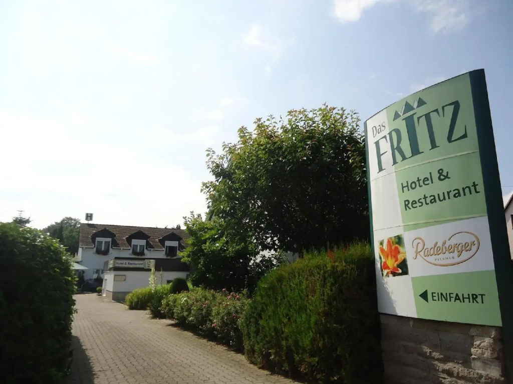 Das FRITZ Hotel Schwerin schöne Lage im Grünen mit regionaler Küche kostenfreien Parkplätzen und E Ladestation