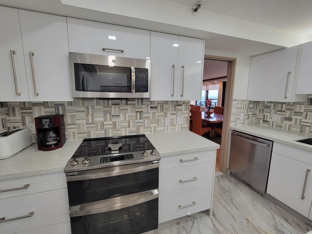 Alexander 807 5 Bedroom Apts by RedAwning