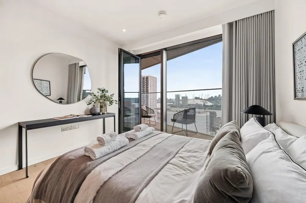 Stunning two Bedroom Docklands Apartment With Balcony