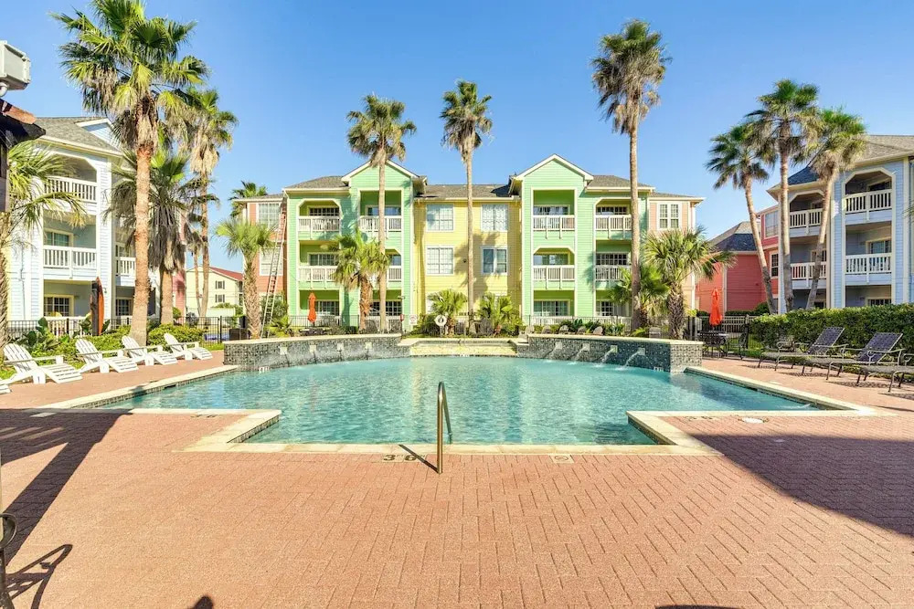 Walk to Babe's Beach! 3rd-floor Condo w/ Pool