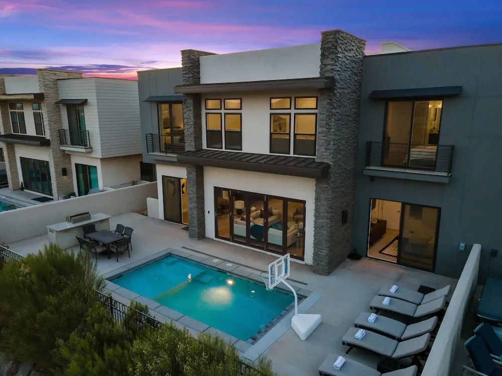 Bunker On The 8th 7 Bedroom Home