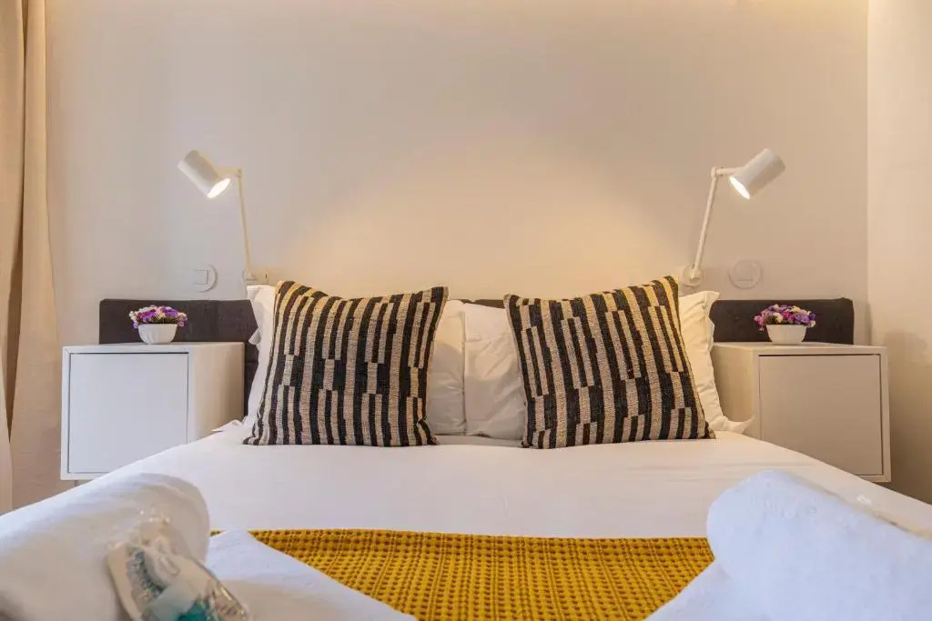 LovelyStay - The Blue Pool House