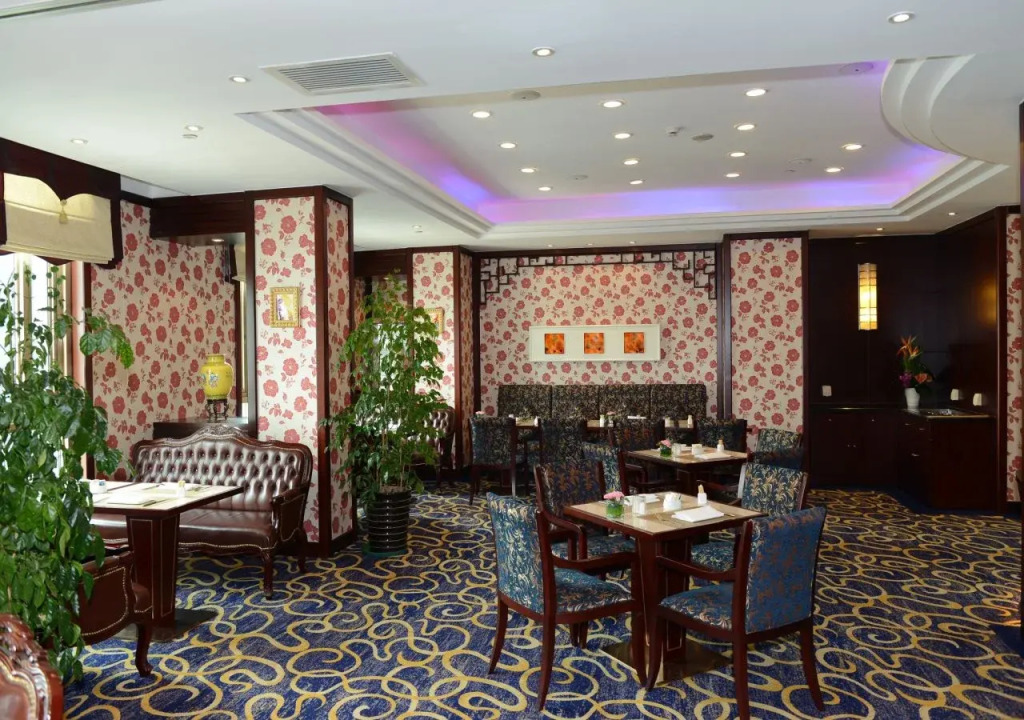 Shanghai Elong Hotel by the bund and Nanjing road Pedestrian street