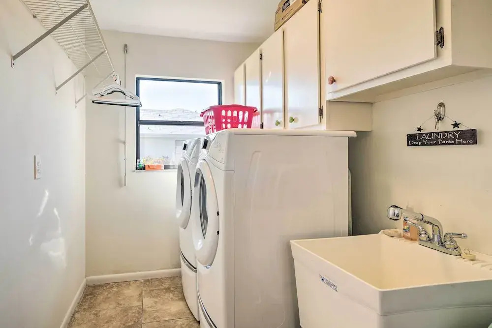 Pet-friendly Fort Myers Home w/ Patio & Grill!