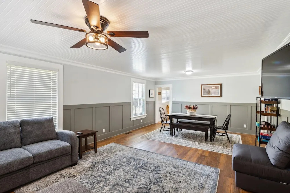 Charming Downtown Mccloud Retreat 2 Bedroom Home by RedAwning
