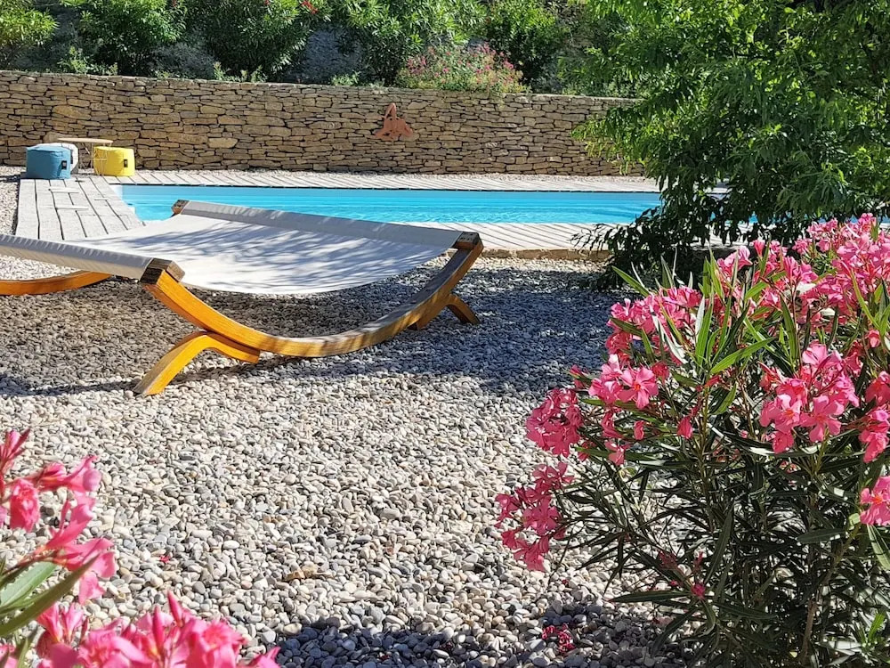 2 Tastefully Furnished Gites With Private Pool, 1km From Faucon