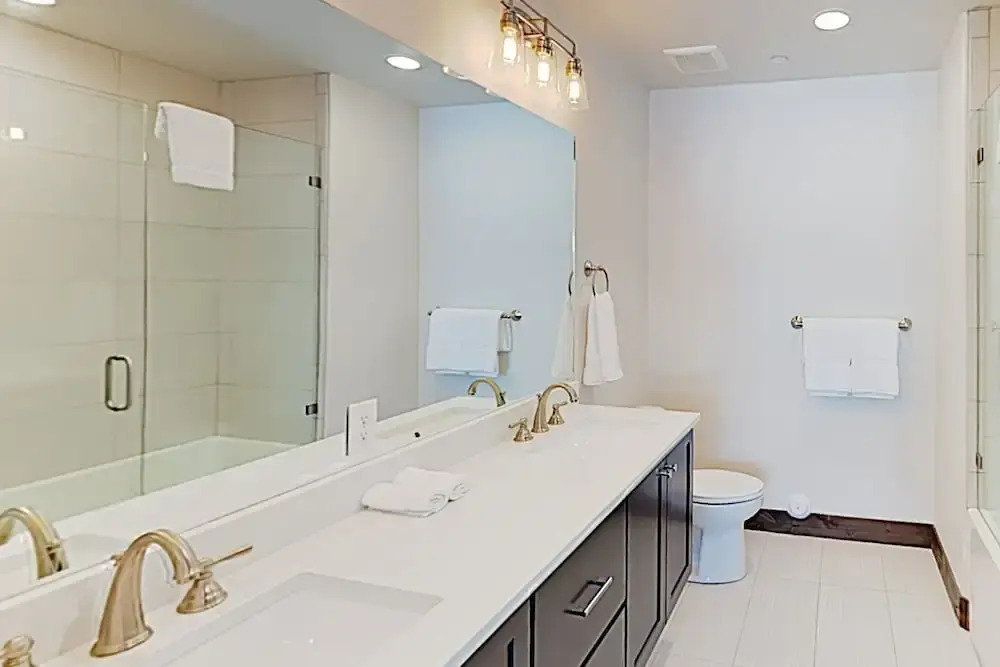 New Listing! Blackstone All-suite W/ Pool & Gym 2 Bedroom Condo