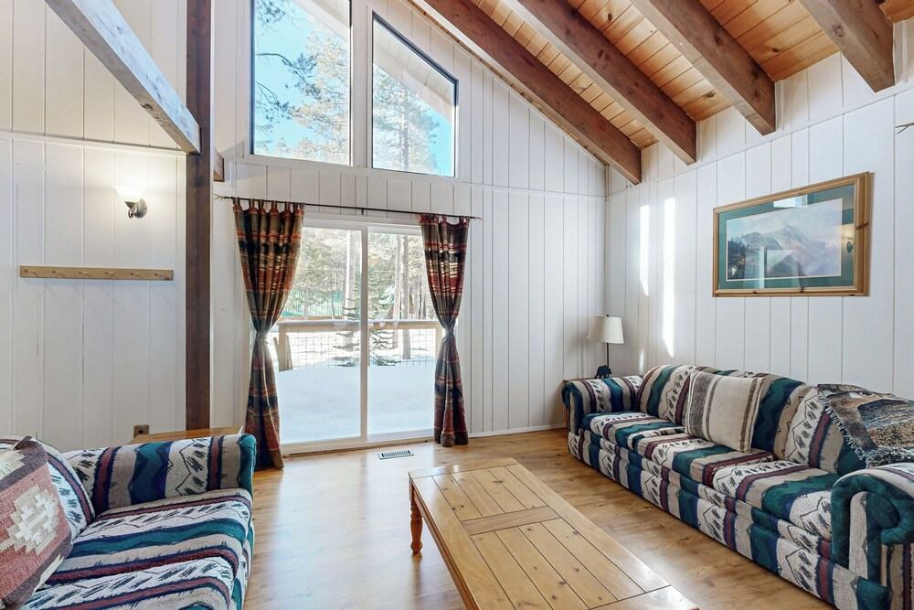 < 2 Mi to Tahoe Donner Ski Resort: Serene Retreat