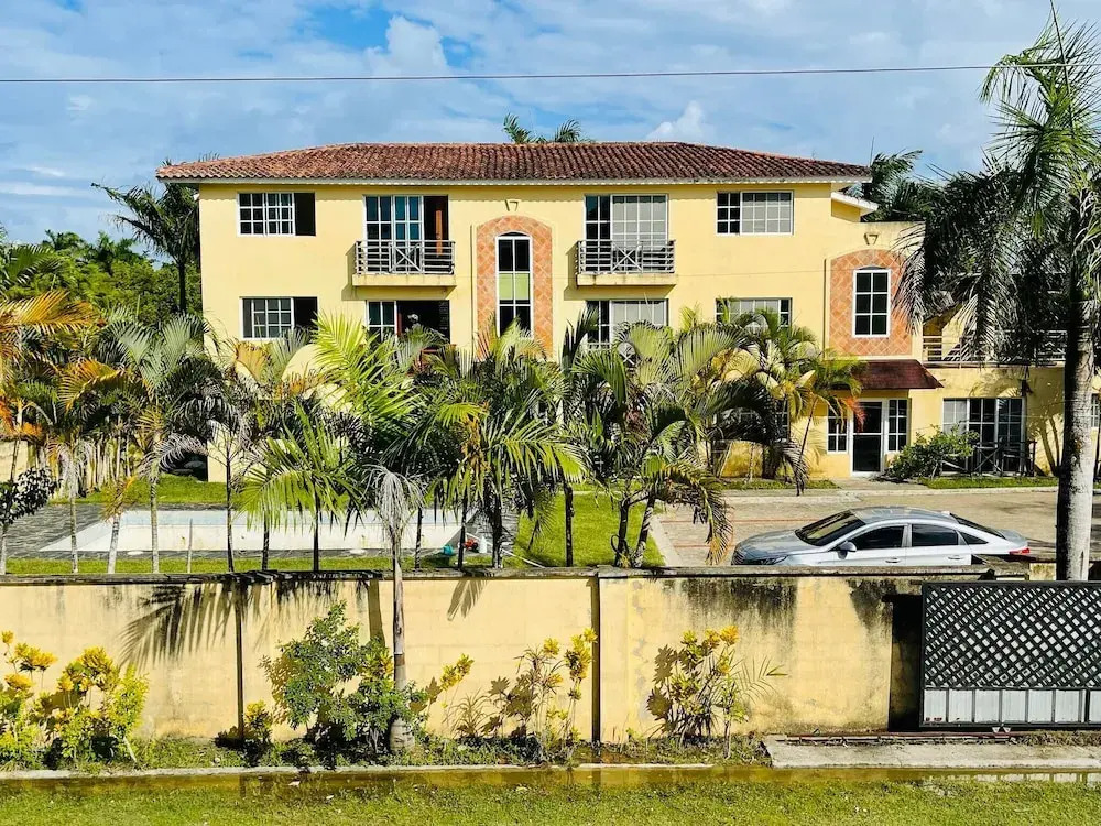 Lovely 2 Bedroom Condo With Pool And Hot Water