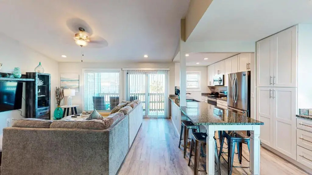 AH-G226 Remodeled Second Floor Condo, Shared Pool & Hot Tub, Near Marina