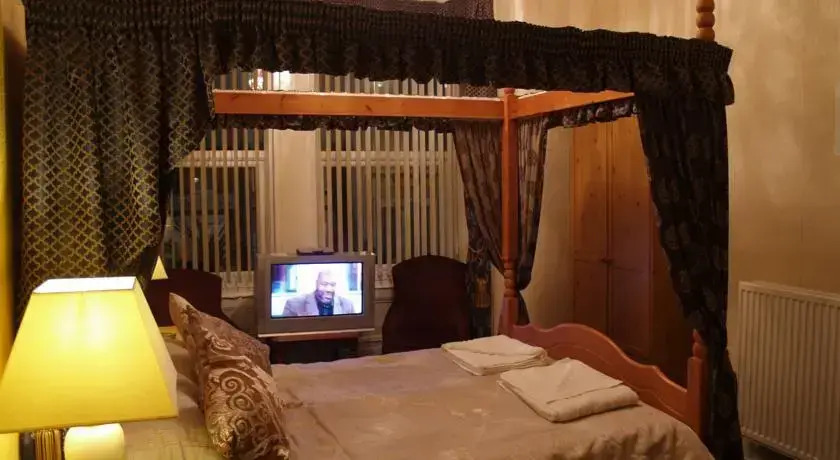 Guyz Hotel