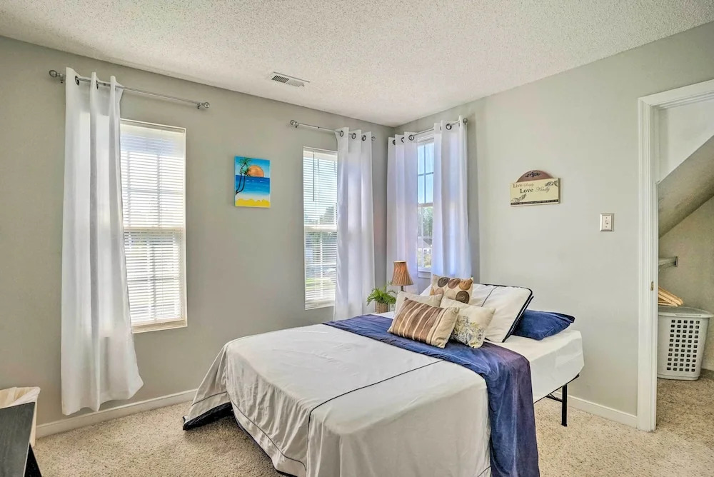 9 Mi to Richmond: Sandston Home w/ Office