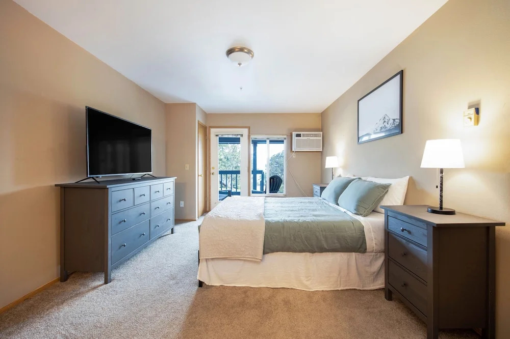 04 Lodge 1 Bedroom Condo by RedAwning