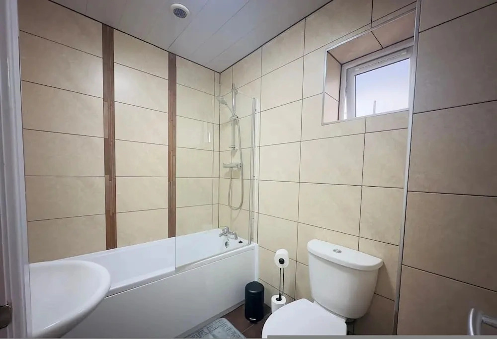 Spacious 6-bedroom Terraced House Sleeps 8 Near City Centre