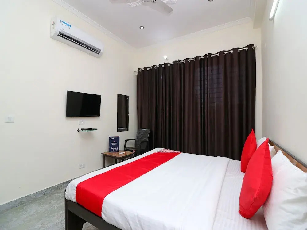 OYO 15736 Little Residency