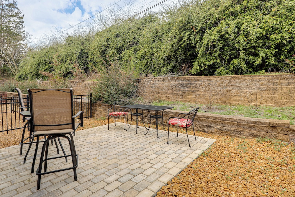 Walk to Ole Miss! Hilltop Oxford Home w/ Patio
