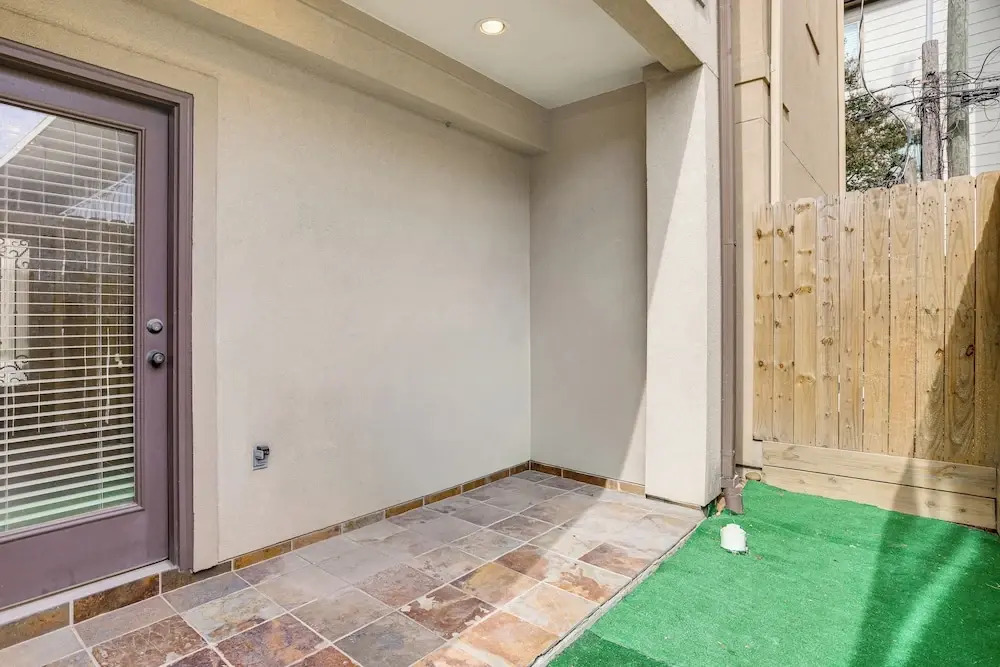 Walkable + Group-friendly: Houston Home By Stadium