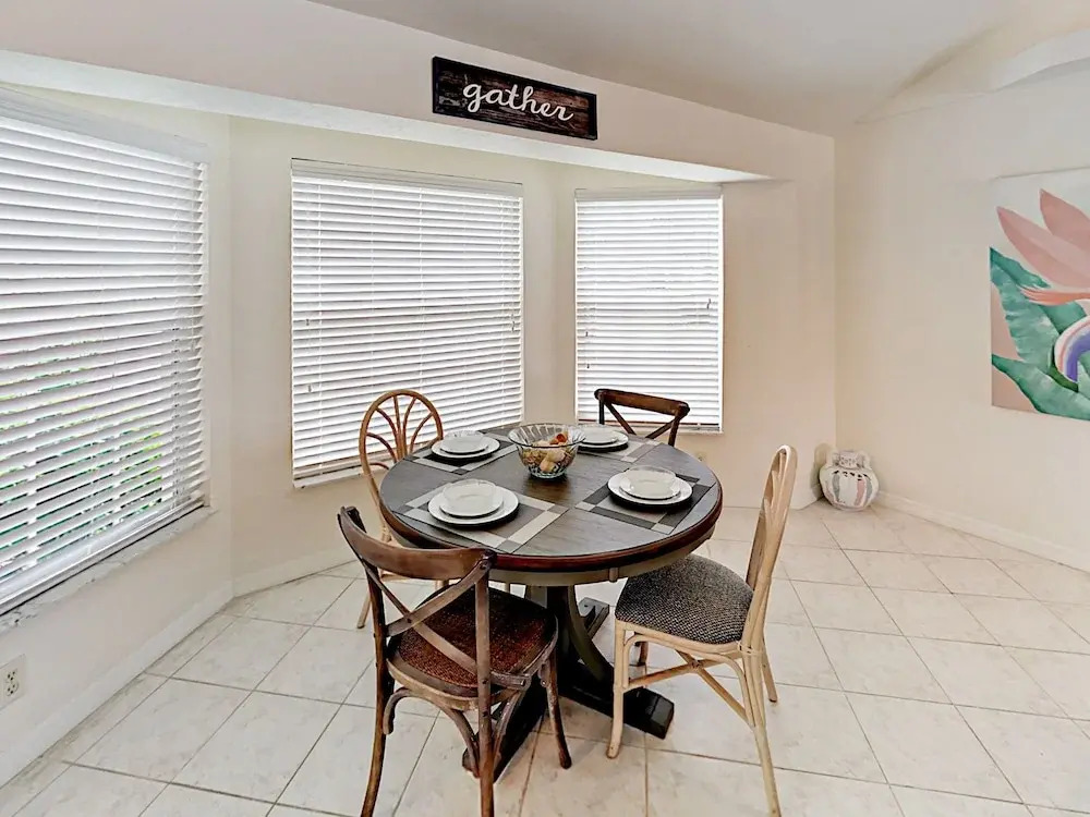 445 Bayshore Drive Home 4 Bedrooms 2 Bathrooms Home