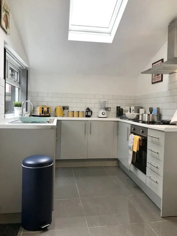 Stylish 3 Bedroom House Only 5 Mins From M6/m58
