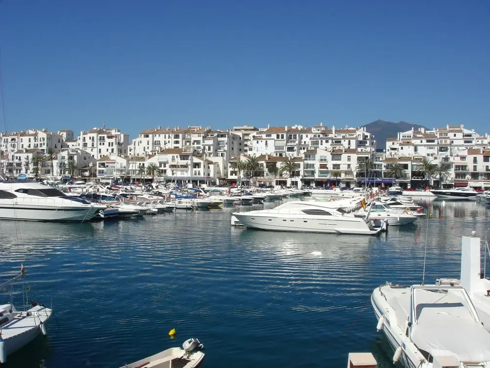 Modern 2 Bed ,2 bathroom refurbished apartment , outstanding sea and golf views