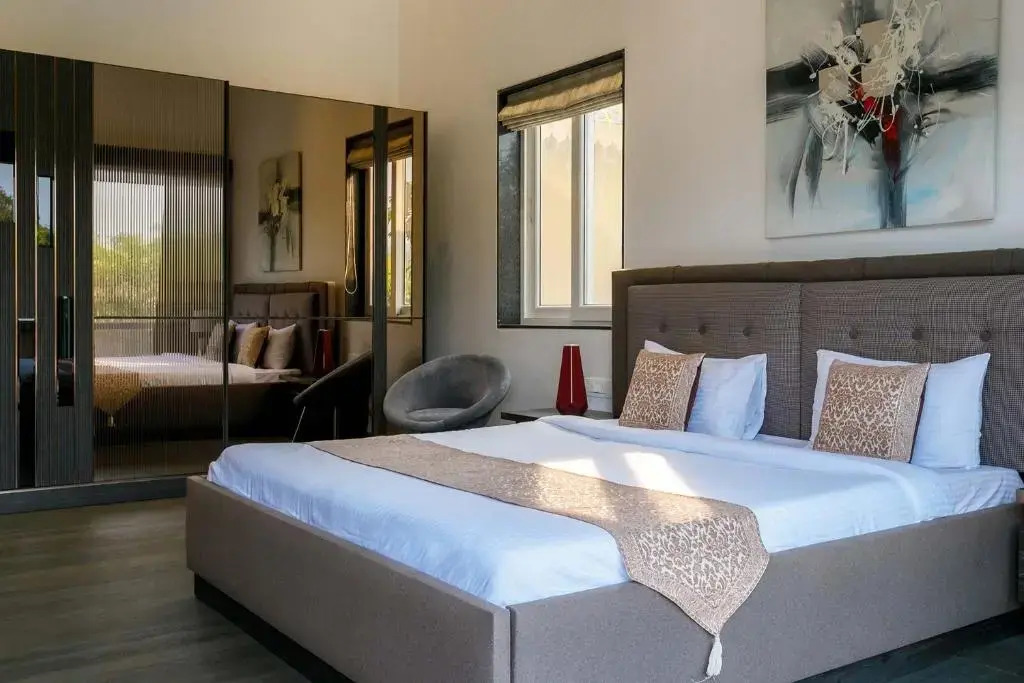 StayVistas The Tavern At Canary Farms - Mountain-View Luxury Mansion with Infinity Pool & Games Zone