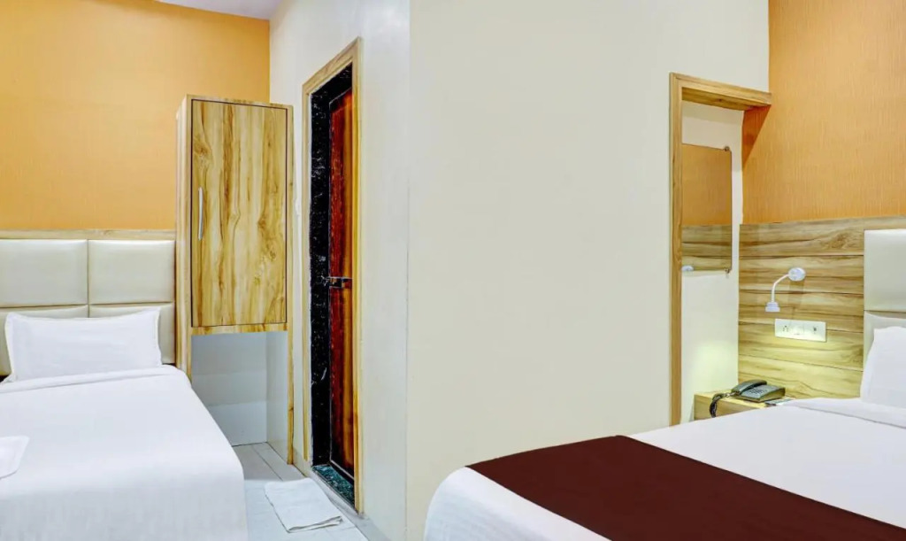 Hotel Sun City Near Saifee Hospital And HN Reliance Hospital
