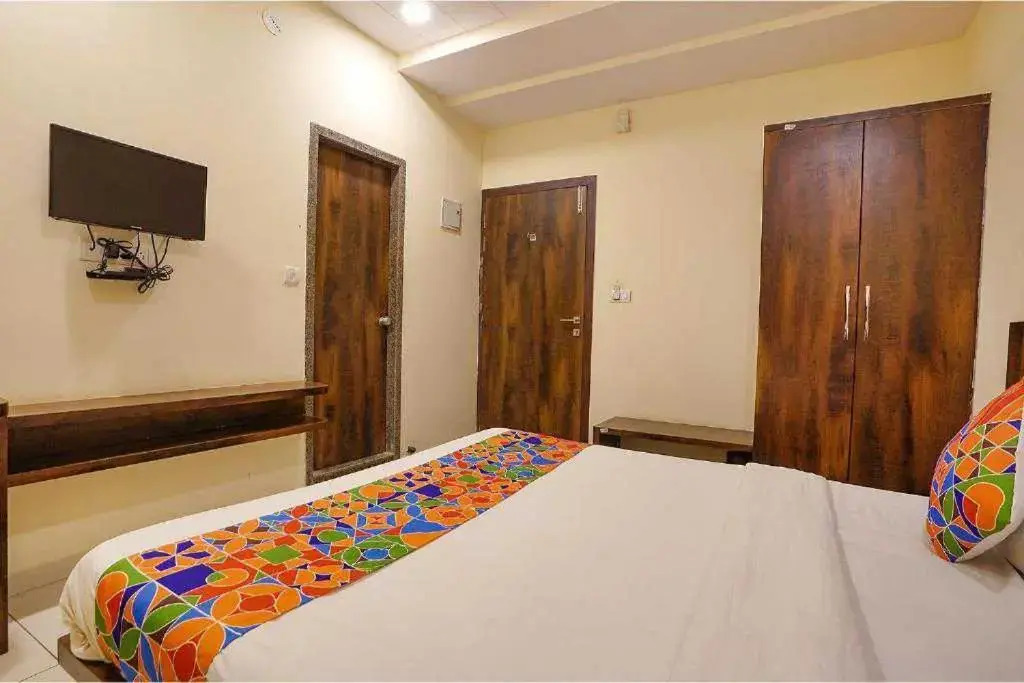 Super Oyo 92093 Mahaveer Tower