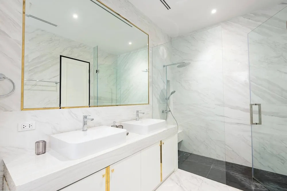 Stylish 7Beds Poolhouse with Cinema Lift - 2min to BTS