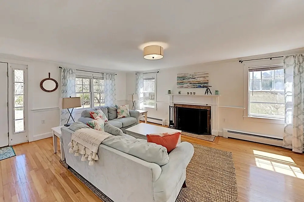 Renovated Retreat - Near Beaches & Town 5 Bedroom Home
