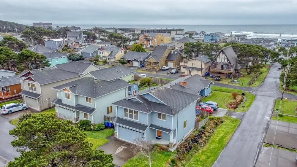 Gorgeous Kitchen and Fenced Backyard - Stunning Coastal Haven