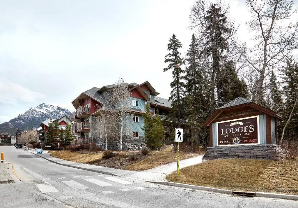 Newly Renovated Grizzly Lodge, Spacious 3BR 2BA with open pool, hot tub