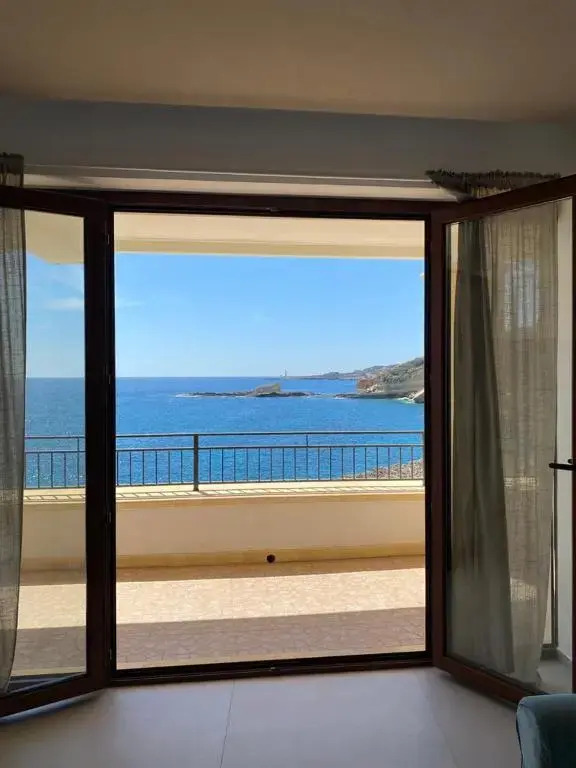 I Tri Scogghi , il mare dalla tua camera da letto