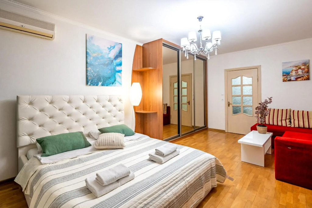 Just another comfy apartment on the main squere. 2 bedrooms, own heating, AC