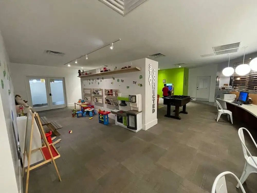 Newly Room in cozy hotel with Super location to the Parks