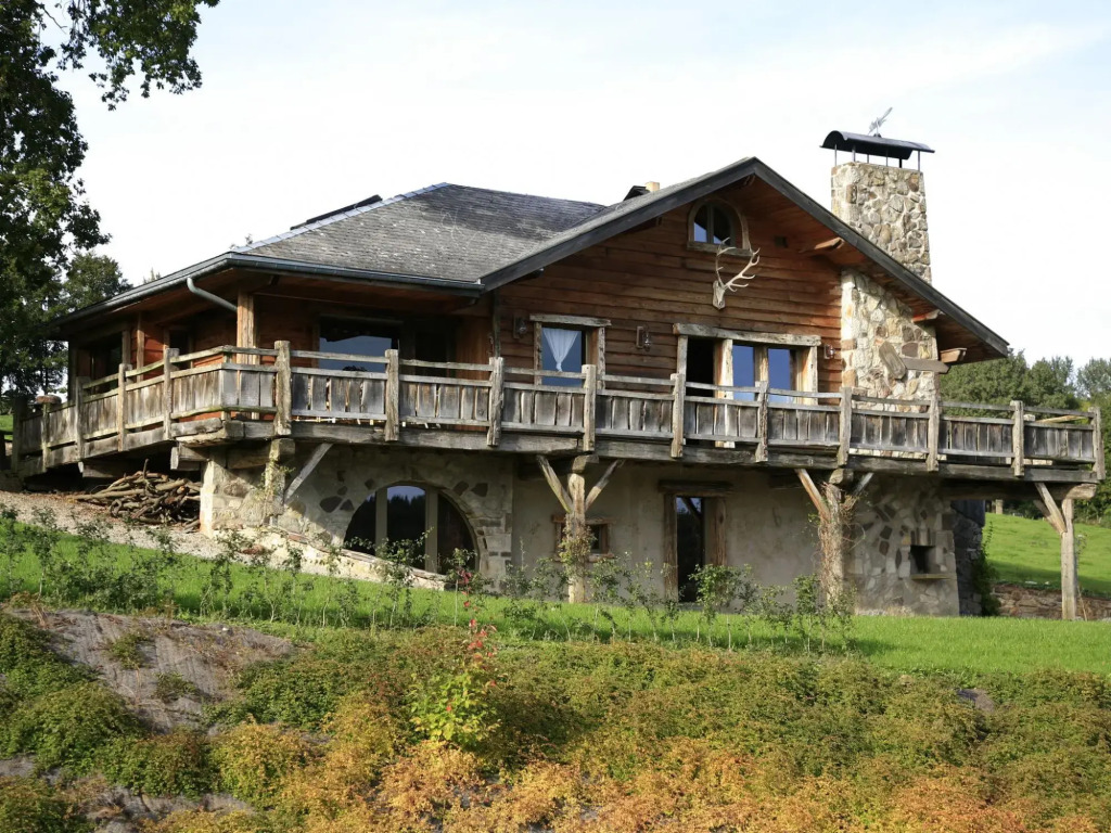 Luxurious Chalet with Hot Tub & Sauna in Thirimont