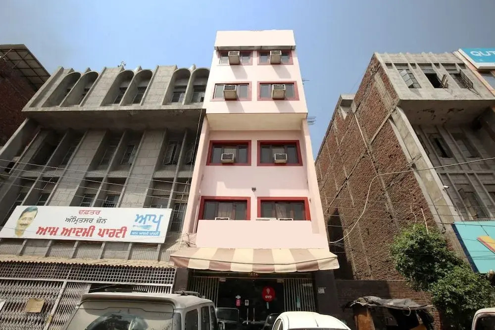 Hotel Holiday Comfort - 800 mts from Jallianwala Bagh