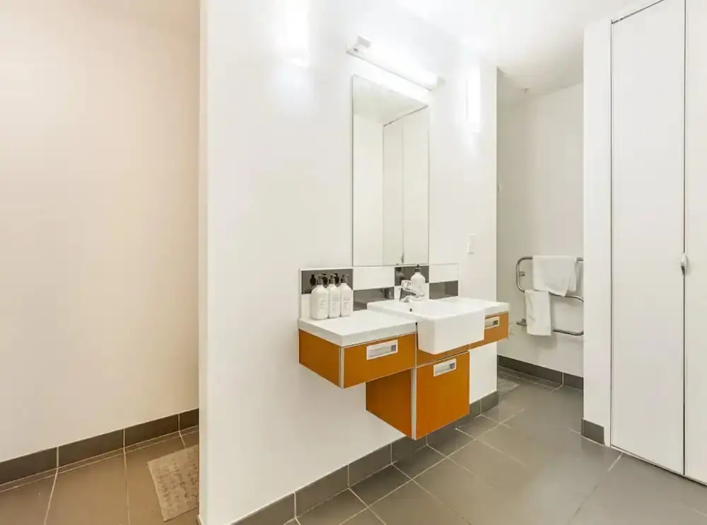 Stylish City Pad Near Sky Tower!