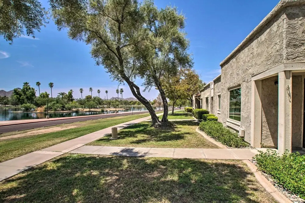 Walk to Trolley & Lake: Sunny Scottsdale Townhome