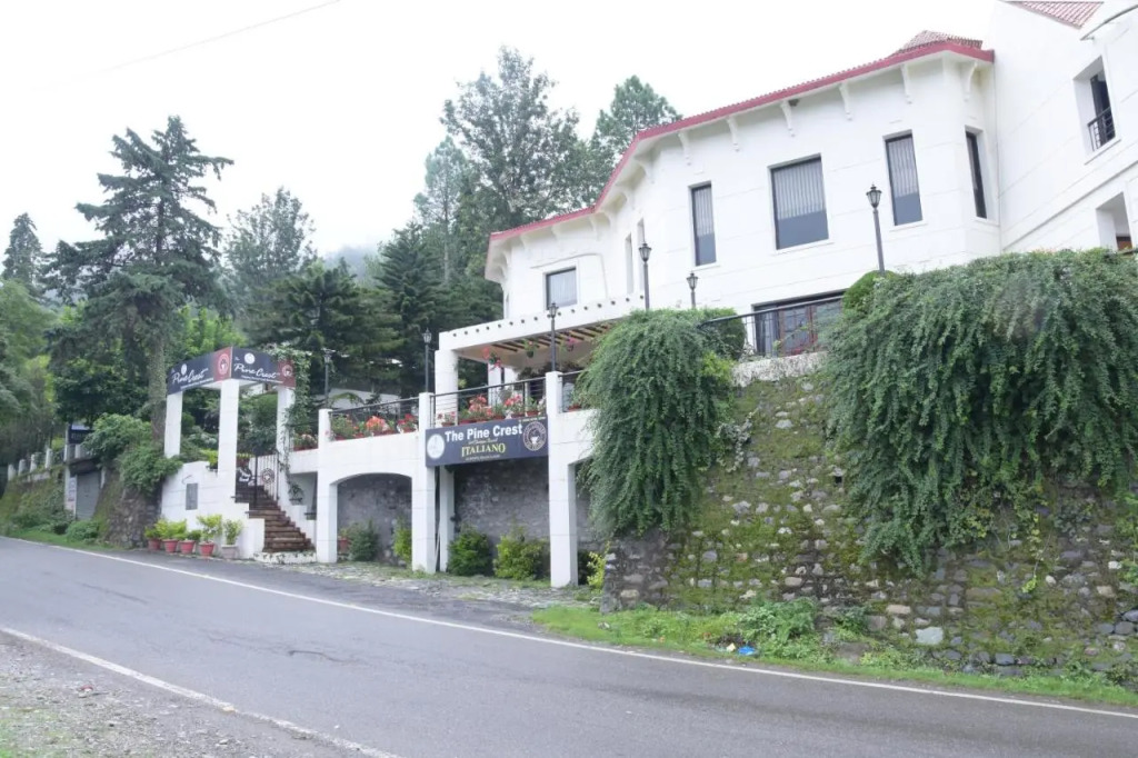 8fold-Pinecrest By LaRiSa, Bhimtal