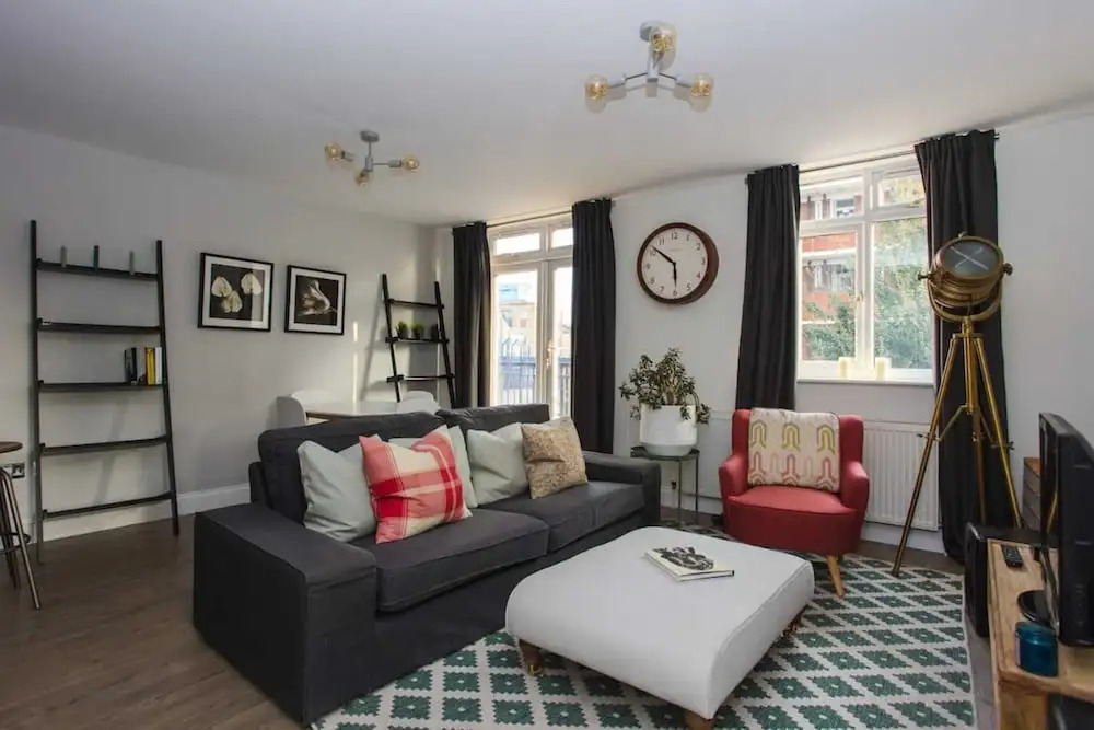 Lovely 2 Bedroom Flat Near Whitechapel Station