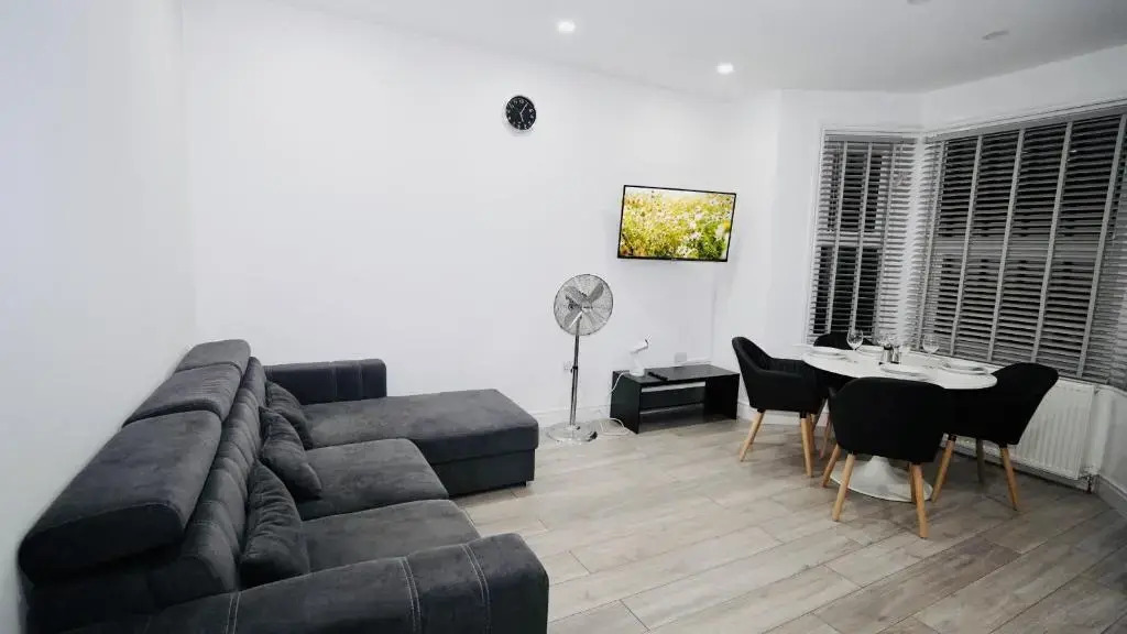 Luxury Apt Close To Ilford Station - Free Parking