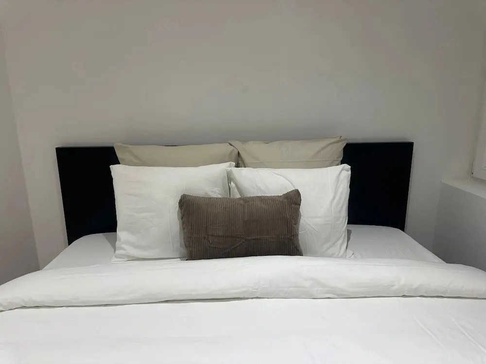 Central 1BR With 1LR Apt Great Location
