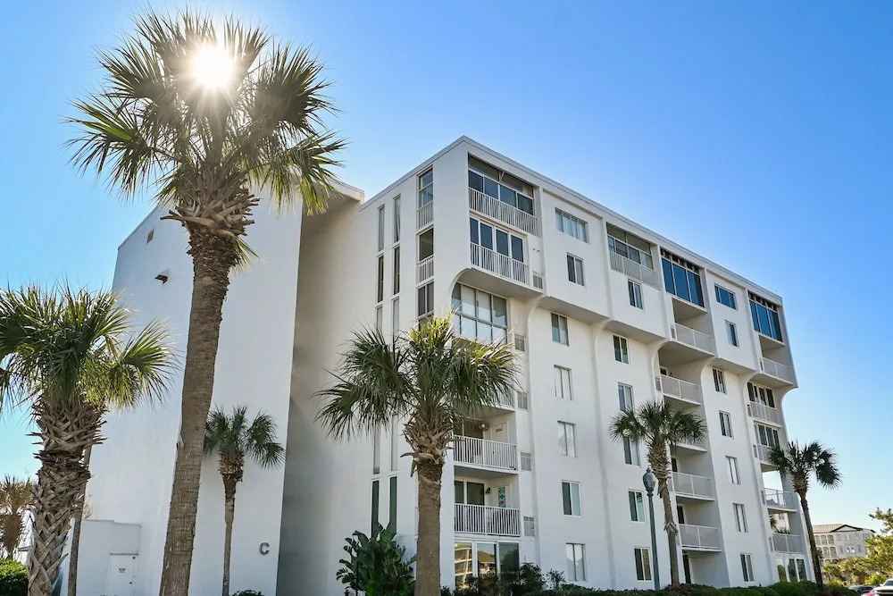 DP 202C Recently renovated 2 bedroom condo near Destin Harbor and amazing views by RedAwning